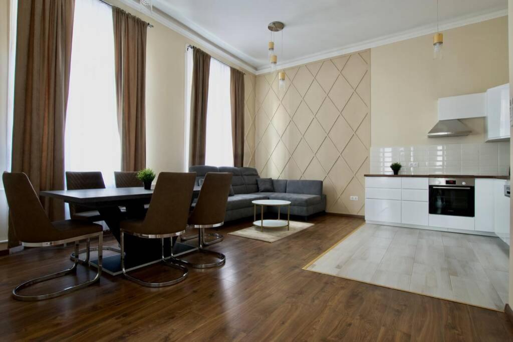 Premium Apartment By Hi5-Vaci Str. 3 Bedroom Budapeste Exterior foto